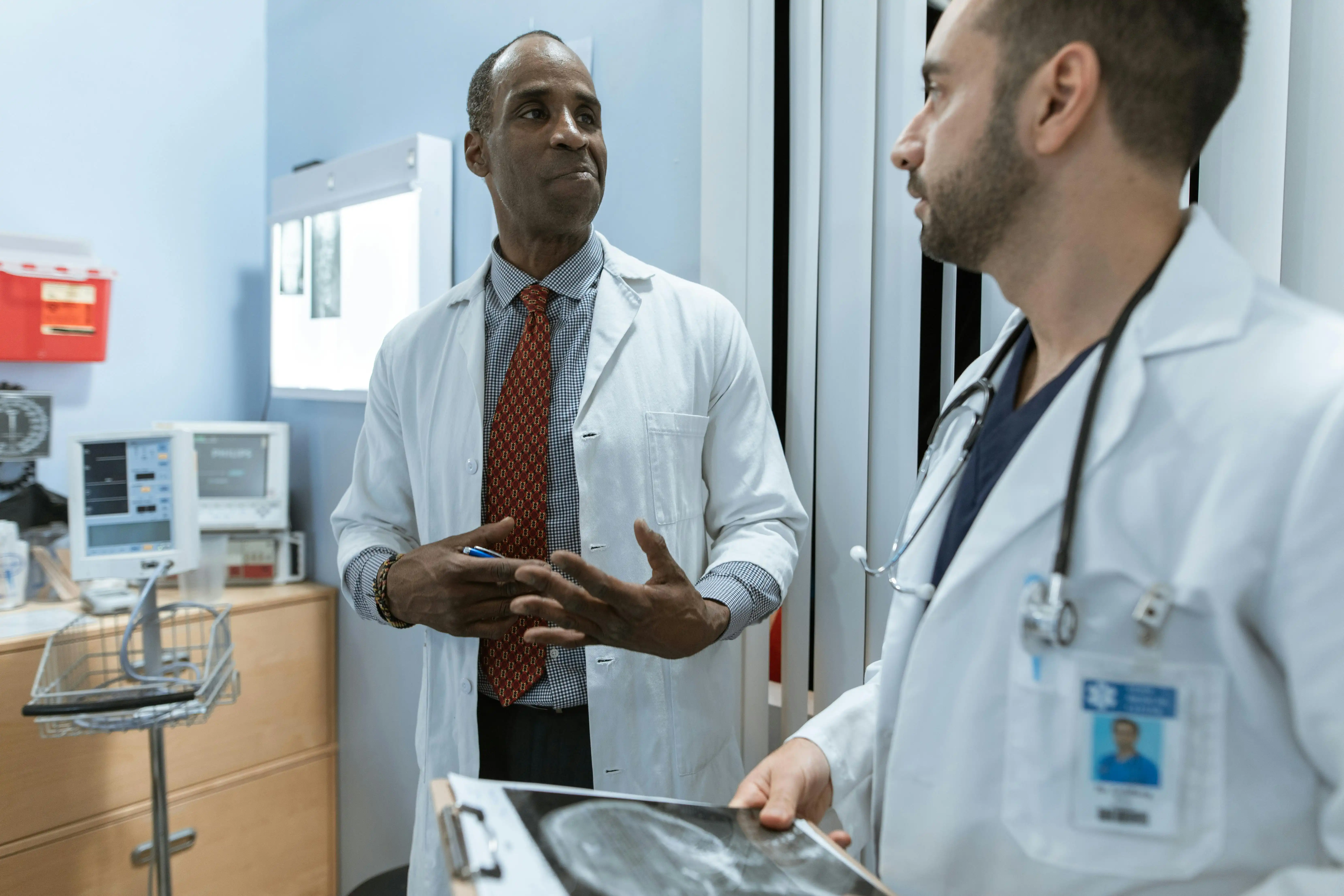Time médico conversando